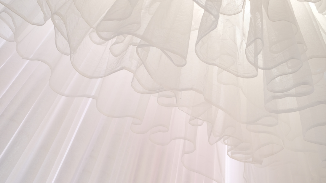 Dieninės užuolaidos: kaip pasirinkti audinį, kuris suteikia privatumo, bet neužstoja šviesos?